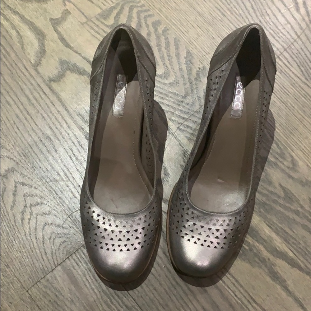 Ecco pumps